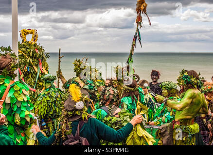 Feiernden feiern hoch auf dem Hügel, über dem Meer an einem bewölkten Maifeiertag bei den traditionellen Hastings Jack in the Green Festen. Großbritannien, Mai 2010 Stockfoto