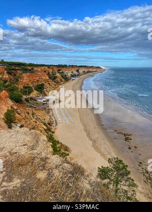 Blick auf den Strand mit Sandsteinklippen an der Algarve, Portugal. Stockfoto