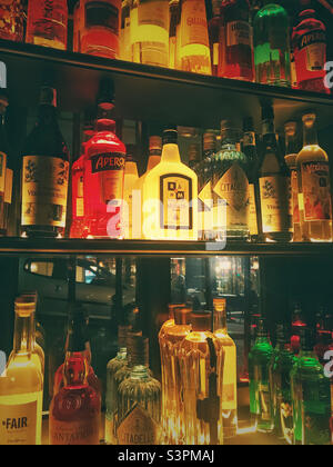 Eine Auswahl an alkoholischen Getränken an einer Bar in Paris Stockfoto