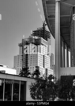 LOS ANGELES, CA, MÄR 2021: Bauarbeiten an Frank Gehrys neuem Architekturprojekt in Downtown mit dem Rand des Dorothy Chandler Pavillons im Vordergrund. Schwarz und Weiß Stockfoto