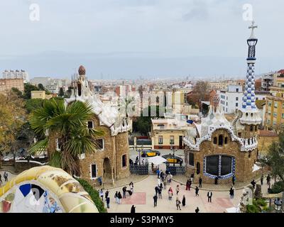 Blick auf das Pilzhaus und Torhaus am Eingang des Parc Güell, Barcelona, Katalonien, Spanien, Europa, Von der plaza, an der Schlangenbank (ein Teil davon ist auf dem Foto zu sehen). März 2022. Stockfoto