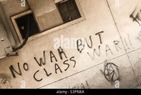 „Kein Krieg, sondern Klassenkrieg“ – politische Graffiti, die 2020 in Santarém, Portugal, auf eine Wand gesprüht wurden Stockfoto