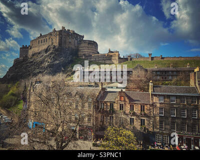 Edinburgh Castle vom Grassmarket in der Altstadt Stockfoto