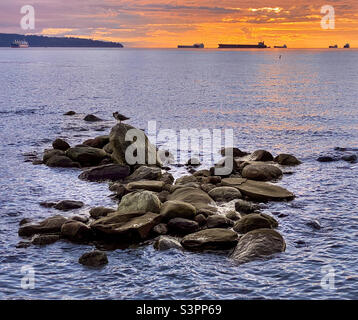 Die Abendstimmung und die Farben des Sonnenuntergangs über der English Bay im West End von Vancouver. Vancouver, British Columbia, Kanada Stockfoto