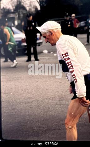 Der zweimalige Boston-Marathon-Sieger Johnny Kelley im Alter von 84 Jahren im Jahr 1992 lief den Boston-Marathon Stockfoto