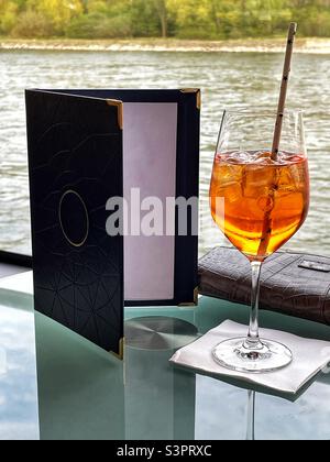 Ein Glas Aperol Spritz auf einem Tisch in der Lounge eines Flusskreuzfahrtschiffes Stockfoto