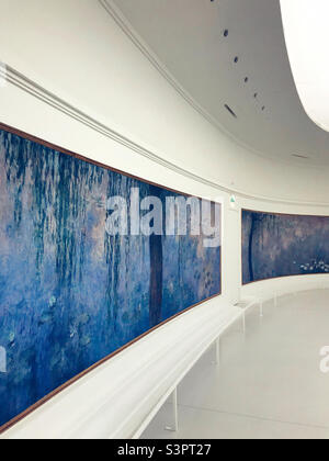 Claude Monets Seerosen-Gemälde sind im Musée de l’Orangerie, Paris ausgestellt Stockfoto