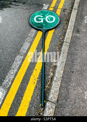 Straßenbaustopp GO Schild auf Straßen legen Stockfoto