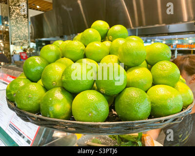Eine Schale mit Limettenfrüchten. Stockfoto