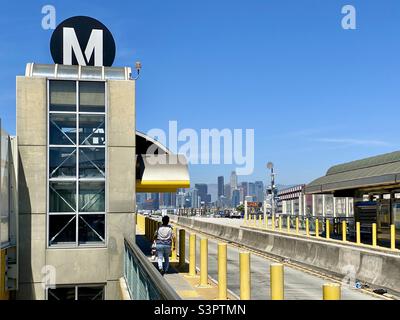 LOS ANGELES, CA, APR 2021: 37. Street Transitway Station an der Silver Line Buslinie des LA Metro-Systems. Neben der Autobahn, die Innenstadt ist in der Ferne sichtbar Stockfoto