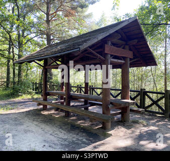 Holzpavillon für Urlauber im Wald Stockfoto