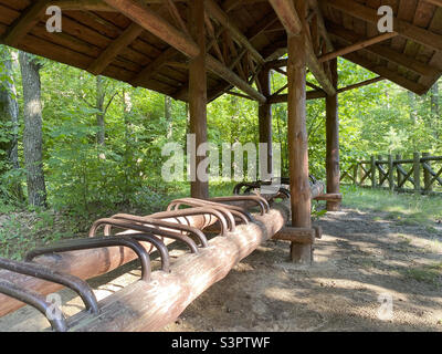 Holzpavillon für Urlaubsradler. Fahrradparkplatz, Gartenlaube Stockfoto