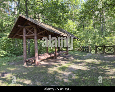 Holzpavillon für Urlaubsradler. Fahrradparkplatz, Gartenlaube Stockfoto