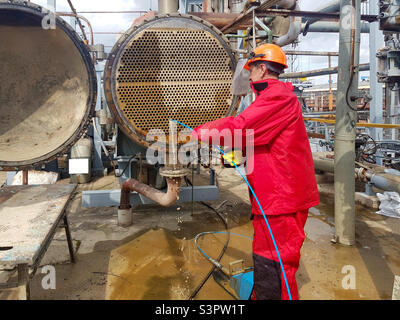 Reinigung von Wärmeaustauschanlagen mit einer Hochdruckhydraulikeinheit. Waschen des Wärmetauschers für Schale und Rohr Stockfoto