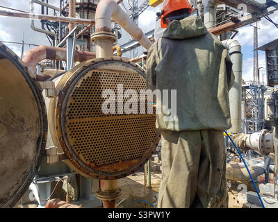 Reinigung von Wärmeaustauschanlagen mit einer Hochdruckhydraulikeinheit. Waschen des Wärmetauschers für Schale und Rohr Stockfoto