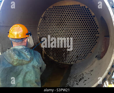 Reinigung von Wärmeaustauschanlagen mit einer Hochdruckhydraulikeinheit. Waschen des Wärmetauschers für Schale und Rohr Stockfoto