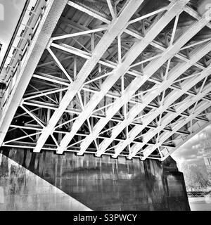 Unter einer Brücke Stockfoto