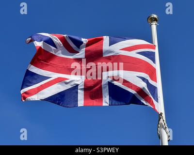 Union Jack gegen einen klaren, blauen Himmel Stockfoto