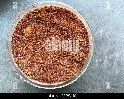 Italienisches mehrschichtiges Dessert von Tiramisu, das Mascarpone-Käse, Kaffee, Hühnereier, Zucker und savoiardi-Kekse umfasst Stockfoto