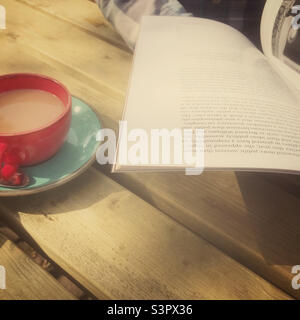 Eine Tasse Tee trinken und eine Zeitschrift lesen Stockfoto
