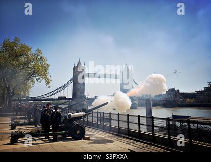 Die ehrenwerte Artillery Company feuern während eines königlichen Salutes mit 62 Pistolen im Rahmen der Geburtstagsfeier von Queen Elizabeth II im Tower Wharf in London. Stockfoto