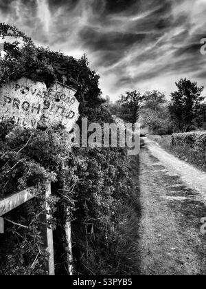 Private Straße - keine Fahrzeuge erlaubt. Warnschild auf einer Landstraße. Stockfoto