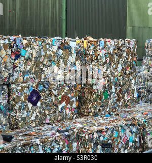 Würfel von Abfallprodukten in einem Recyclingzentrum Stockfoto