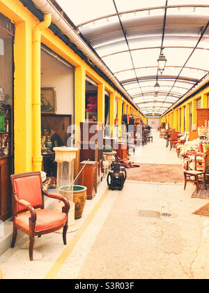Der überdachte Jules Vallès Flohmarkt in Saint-Ouen, Paris Stockfoto