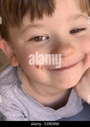 Nahaufnahme von niedlichen Smiley kleinen Jungen mit schmutzigem Gesicht Stockfoto