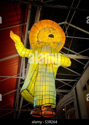 Skulptur des Hatters aus Alice im Wunderland auf dem Covered Market in Oxford, Großbritannien. Stockfoto