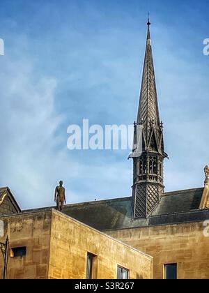 Eine Antony Gormley-Skulptur auf dem Dach des Thomas Wood-Gebäudes des Exeter College, Oxford, Großbritannien. Stockfoto