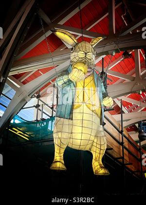 Eine beleuchtete Skulptur des Weißen Hasen aus Lewis Carrolls Buch „Alice im Wunderland“, die in der Markthalle in Oxford, Großbritannien, hängt. Stockfoto