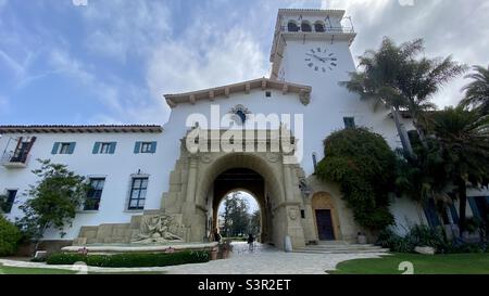 SANTA BARBARA, CA, 2021. JUNI: Blick auf Santa Barbara County Courthouse, von der Gartenseite mit anonymer Person, die in Torbögen geschilhoutet wurde. Stockfoto