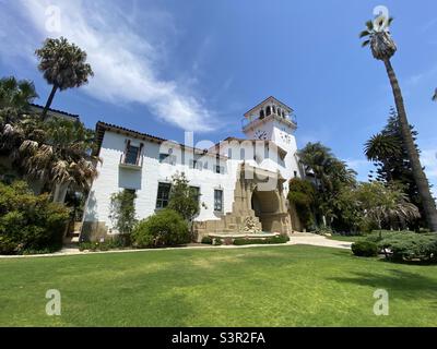 SANTA BARBARA, CA, JUN 2021: Weitblick Santa Barbara County Courthouse, traditionelle Architektur. Blick auf die Straße an einem hellen, sonnigen Tag Stockfoto