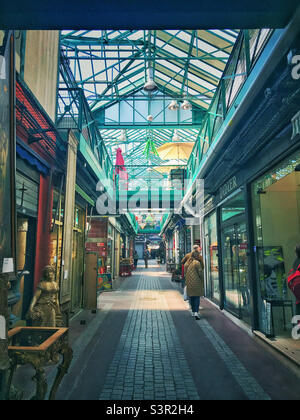 Das Innere des Dauphine Flea / Antiquitätenmarktes in Saint-Ouen, Paris, Frankreich Stockfoto