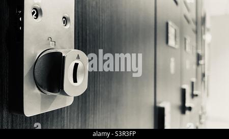 Fokus auf Schloss mit Softfokus Reihe von Umkleidekabinen im Hintergrund. Schwarz und Weiß Stockfoto