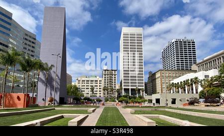 LOS ANGELES, CA, JUN 2021: Blick nach Süden auf den Pershing Square, einen öffentlichen Park mit frisch gemähtem Gras im Vordergrund, im Zentrum der Innenstadt Stockfoto