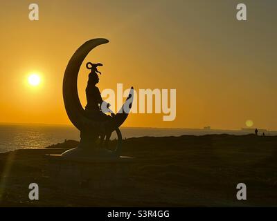 Ixchel Statue Isla Mujeres Cancun Mexiko. Dämmerung, klarer Himmel und diese Silhouette sorgen für eine beruhigende Atmosphäre. Stockfoto