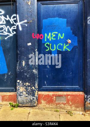 (Wo)Männer saugen Graffiti Stockfoto