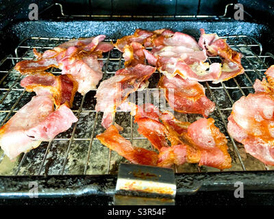 Gegrillter Speck auf einer Grillpfanne. Stockfoto