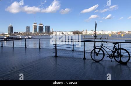 Amsterdam Canal (IJ) Blick vom Hauptbahnhof Stockfoto