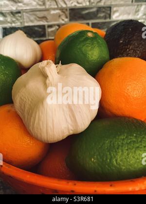 Schale mit Obst und Gemüse Stockfoto