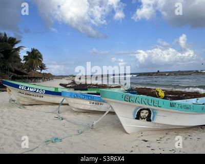 Drei blaue Boote am Strand in Cozumel, Quintana Roo, Mexiko Stockfoto