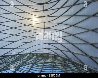 ANAHEIM, CA, 2021. JULI: Abstrakte Ansicht, Decke des Anaheim Regional Transportation Center mit Sonne, die durch die Fenster scheint Stockfoto