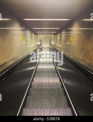 Rolltreppe in der U-Bahn-Station Mailänder Dom. Italien. Stockfoto