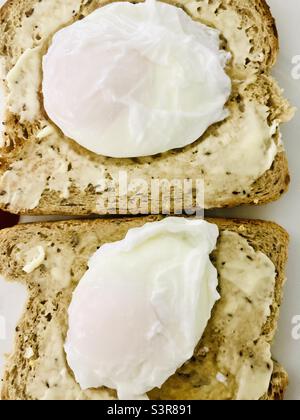 Pochierte Eier auf geröstetem Toast Stockfoto
