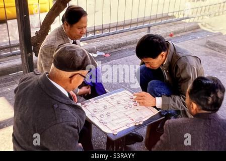 Chinatown in San Francisco Männer spielen für viel Glück wie Pai Gow (das auch mit chinesischen Domino's gespielt werden kann), Mah-Jong-Kartenspiele oder das beliebte chinesische Spiel Dou Dizhu Stockfoto
