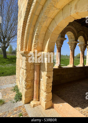 Atrium. Kirche Nuestra Señora de la Asuncion, Duraton, Provinz Segovia, Castilla Leon, Spanien. Stockfoto