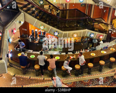 März 2022, eine Atriumbar von oben auf dem Carnival Conquest-Schiff während einer Kreuzfahrt von Miami, Florida zu den Bahamas Stockfoto