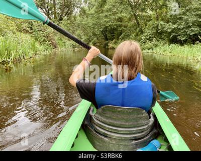 Junge Mädchen von hinten Kajakfahren im Sommer Stockfoto